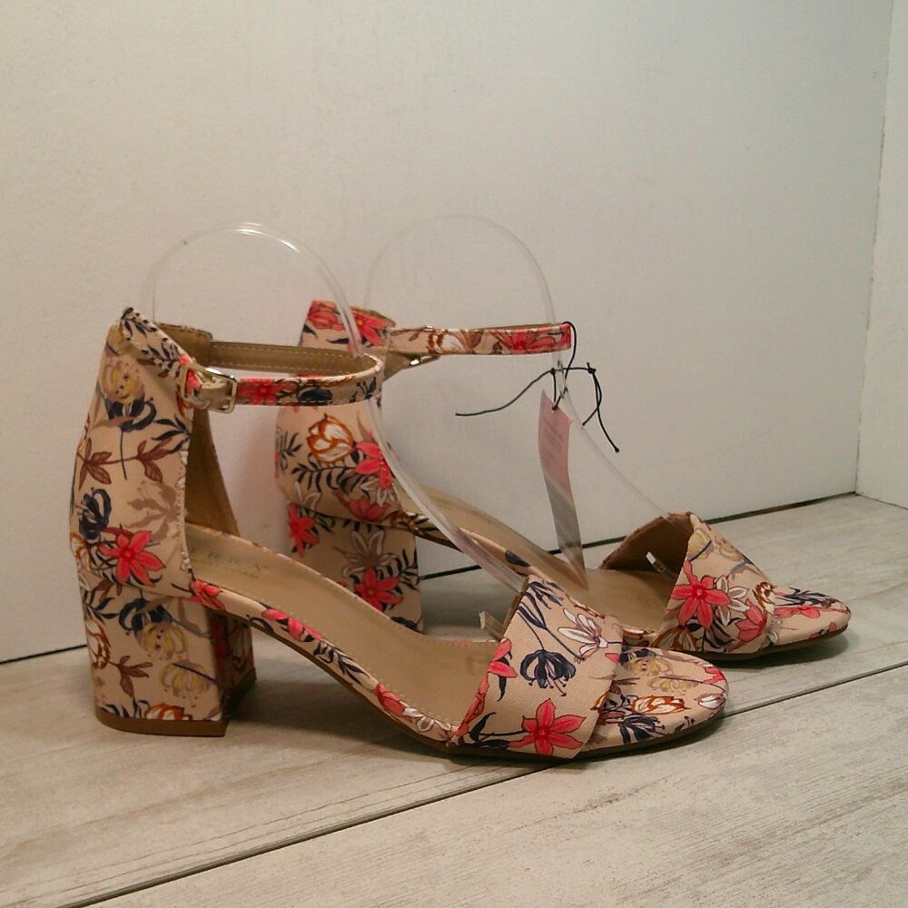 NWT Serra Coral, Pink and Navy Floral Strappy Chunky Block Heel Sandals Size 9 - Picture 1 of 12